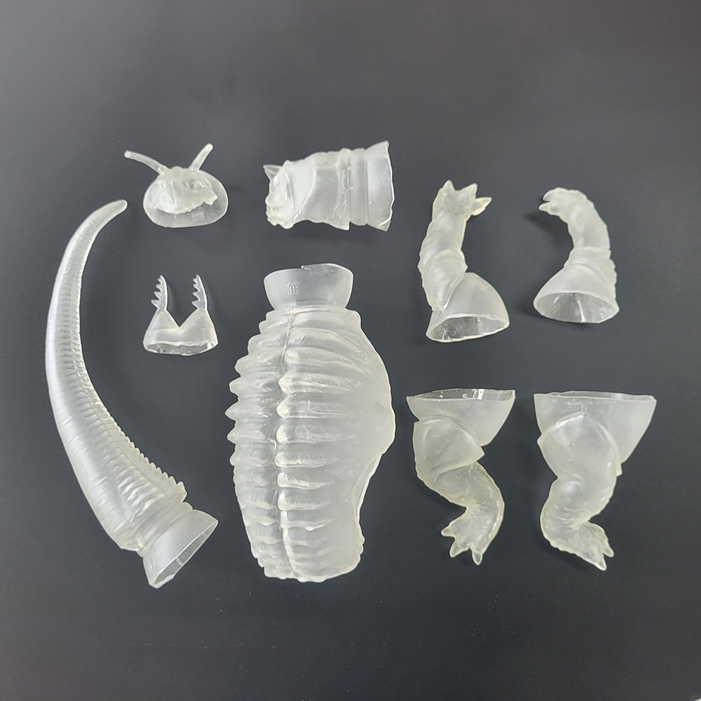 ソフビレガシー「ネロンガ」 透明素材成型Ver　ソフトビニール製 未彩色 組み立てキット